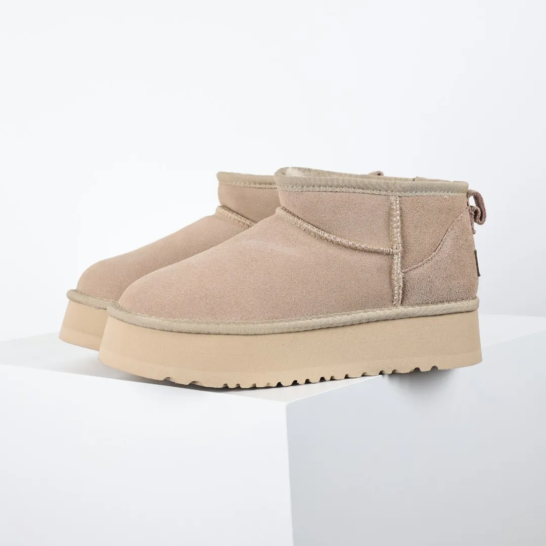 Pick up locally 💰440 The core recommendation is good price E4 UGG Thick-soled short style Zhou Dongyu and Wang Yibo's same series Xiaohongshu popular model Henan Longfeng leather production Cashmere insole is a very suitable choice for keeping warm in winter when going out and at home. In the new year, uug launched a style series, which is partially geared towards the preferences of young consumers and has also been at the forefront of fashion trends. Shoe body material UGGPURE™ implanted wool insole Lightweight non-slip and comfortable rubber outsole With brand LOGO and complete packaging Size: 35 36 37 38 39 40